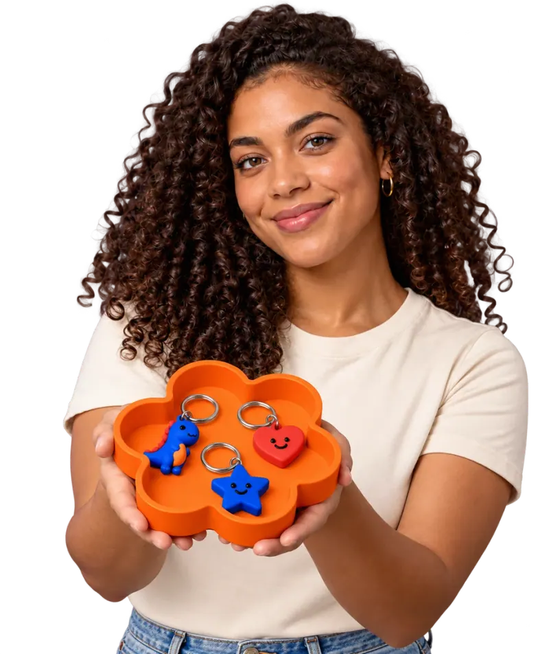 Mulher apresentando uma bandeja laranja com chaveiros de dinossauro azul, coração vermelho e estrela azul